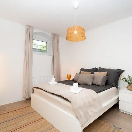 Apartment Quiet With Xxl Sofa And 65 Inch Tv