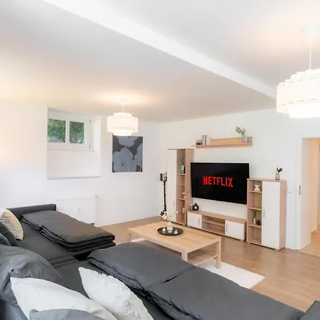 Apartment Quiet With Xxl Sofa And 65 Inch Tv Dresden